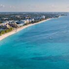 panoramic landscape aerial view of the tropical paradise of the cayman islands in the caribbean sea - Von Andy Morehouse