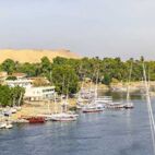 Assuan mit Blick auf Elephantine mit Segelschiffen in Ägypten am Nil ein Panorama. | Von AIDAsign