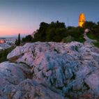 View of Acropolis from Filopappou hill at sunrise, Greece. Von milangonda